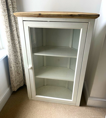 White freestanding display - white,