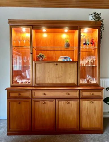 Display cabinet with glass