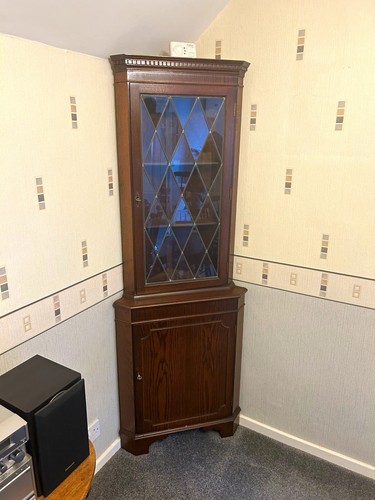 Wood glass corner display - corner,